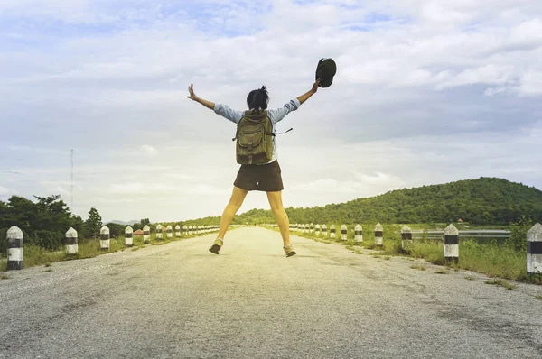 Voyageur femme saut avec sac à dos profiter coucher de soleil sur mou pic — Photo