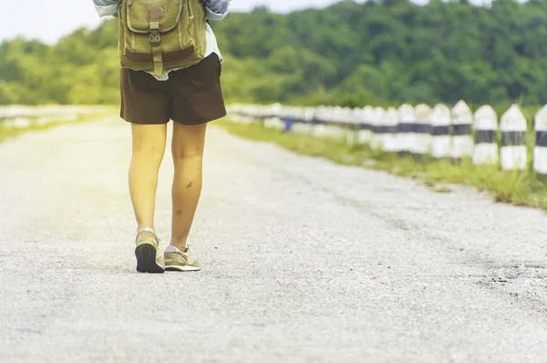 Gezgin kadın yürümek en yüksek mounta on sunset zevk sırt çantası ile