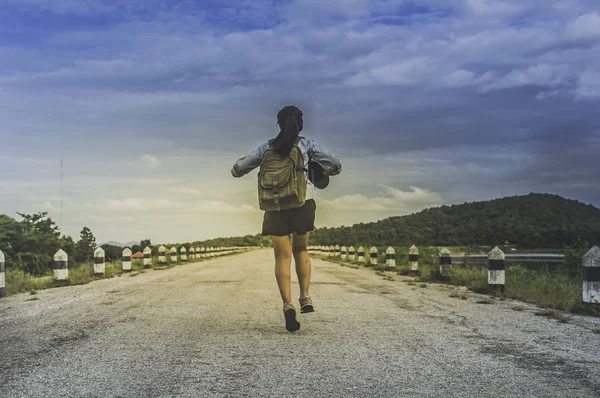 Gezgin kadın wolk ve sırt çantası ile içme.
