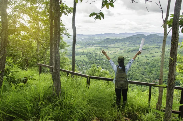 Genç kadın sırt çantası waterfa ile açık rahatlatıcı ile seyahat