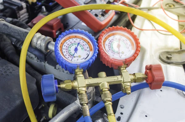 Automechaniker verwendet ein Manometer am Luftkompressor, Flüssigkeit Stockfoto