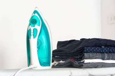 Ütü Masası, beyaz ro elbise yığını elbise Ütü