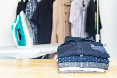 Ütü Masası, beyaz ro elbise yığını elbise Ütü