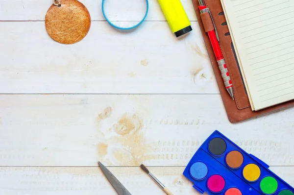 Eğitim ve iş üstten görünüm üzerinde beyaz ahşap tabl malzemeleri