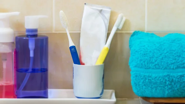 Zestaw szczoteczek do zębów z łazienką, dozownik z mydłem na stołek. — Zdjęcie stockowe
