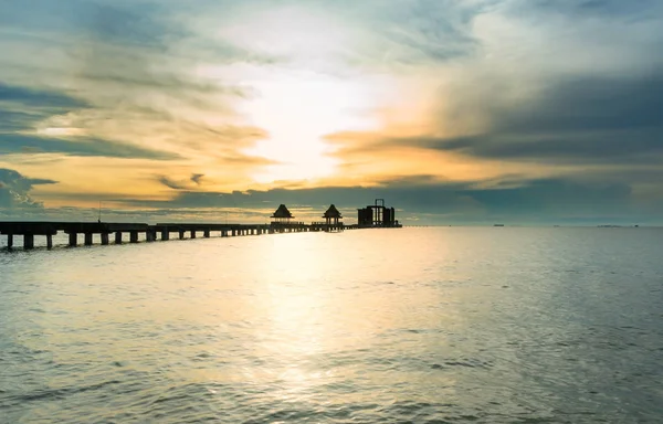 Il lungo ponte sul mare con una bellissima alba . — Foto Stock