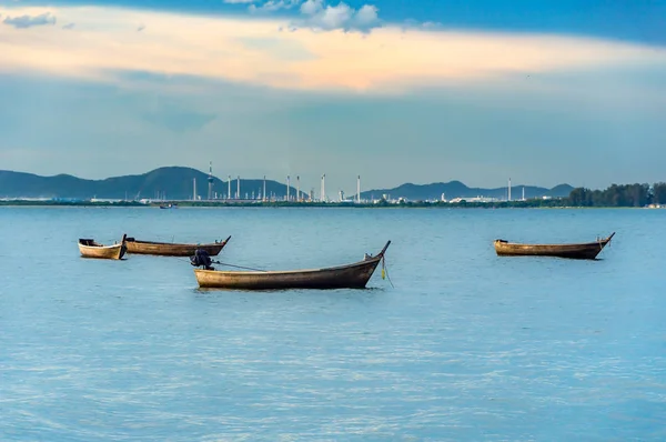 Barca da pesca vista mare di Industrial Container Cargo freig — Foto Stock