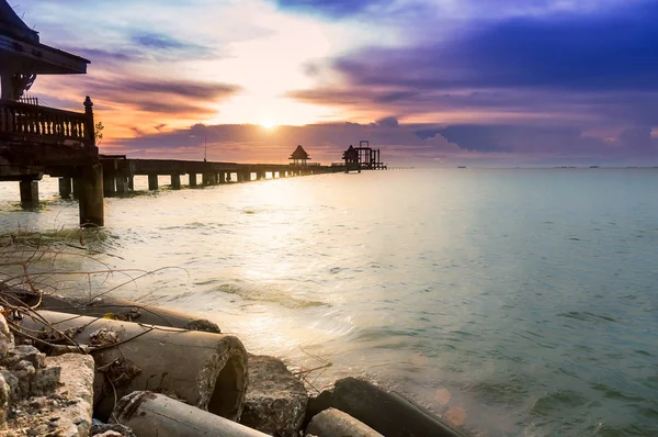 Il lungo ponte sul mare con una bellissima alba . — Foto Stock