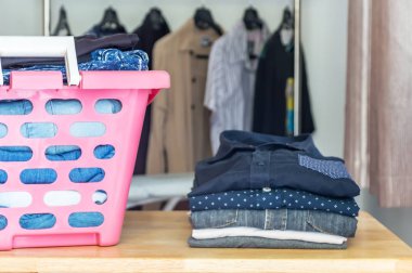 Ütü Masası, beyaz ro elbise yığını elbise Ütü