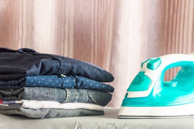 Ütü Masası, beyaz ro elbise yığını elbise Ütü