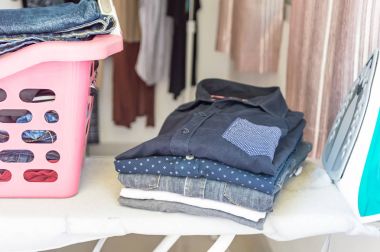 Ütü Masası, beyaz ro elbise yığını elbise Ütü