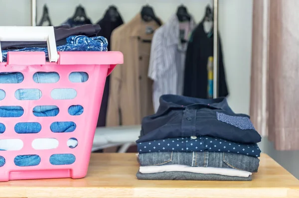 Ütü Masası, beyaz ro elbise yığını elbise Ütü