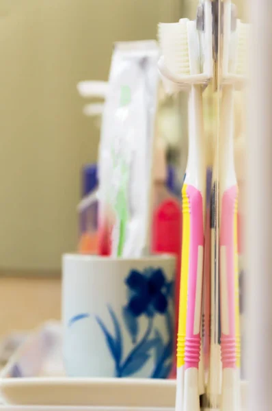 Cepillos de dientes con set de baño, dispensador y jabón . — Foto de Stock