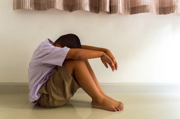 Little asiático chico triste y deprimido sentado en la habitación . —  Fotos de Stock