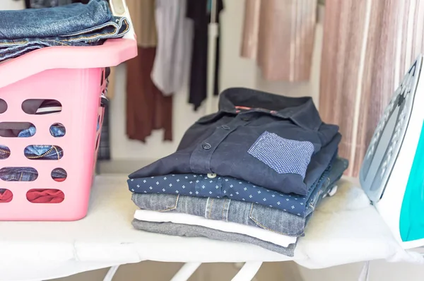 Ütü Masası, beyaz ro elbise yığını elbise Ütü