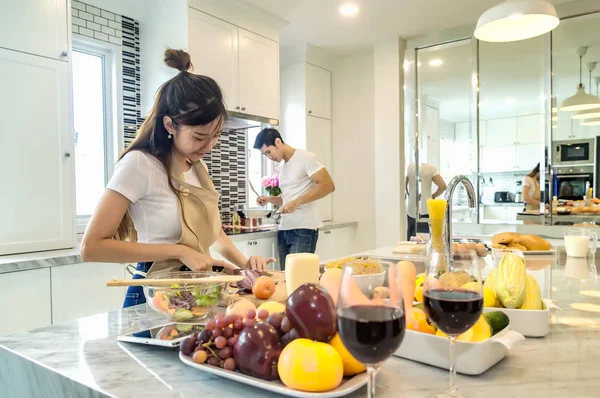 Bela ásia jovem casal está olhando para cozinhar no cozinha no — Fotografia de Stock