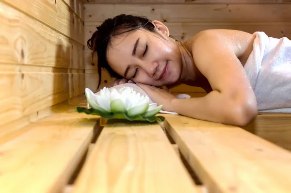 Hermosa joven asiático chica durmiendo relajarse, acostado en sauna cabina — Foto de Stock