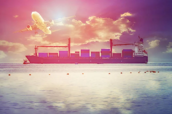 Logistik importera exportera bakgrund Full röda containerfartyg mo — Stockfoto