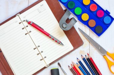 Eğitim ve iş üstten görünüm üzerinde beyaz ahşap tabl malzemeleri