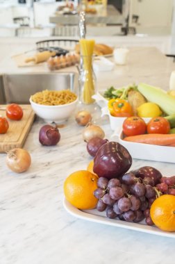 Meyve ve sebze malzemelerle cooke olmaya hazır kapatın