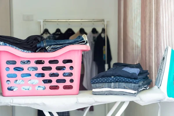 Ütü Masası, beyaz ro elbise yığını elbise Ütü