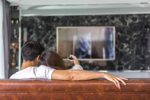 evde TV izlerken rahat genç Çift.