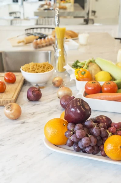 Meyve ve sebze malzemelerle cooke olmaya hazır kapatın