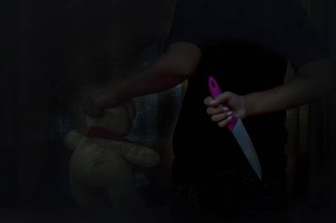 Closeup vampir elinde bıçakla hou öldürmek için gizli küçük çocuk