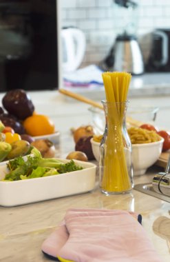 Spagetti ve sebze malzemelerle hazır kapatın.