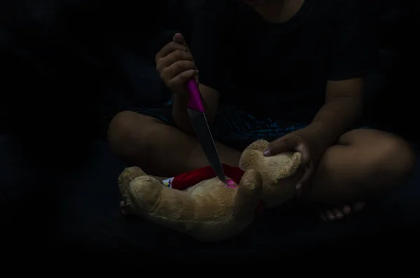 Vampiro Niño o zombi sosteniendo cuchillo para matar el juguete en h —  Fotos de Stock