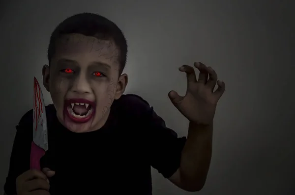 Ребенок оделся в костюм Хэллоуина. Парень нарисовал ужасного вампира . — стоковое фото