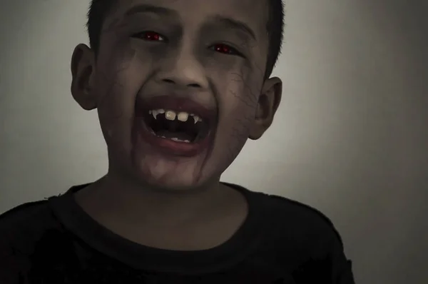 Niño disfrazado de Halloween. Niño pintado terrible vampiro . — Foto de Stock