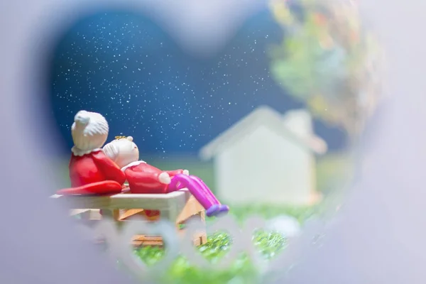 Eski bebek üst düzey iki gece gökyüzünü izlerken.