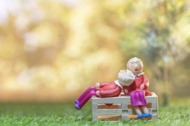 Para tasarrufu için yeşil çimenlerin üzerinde eski bebek üst düzey çift otur 