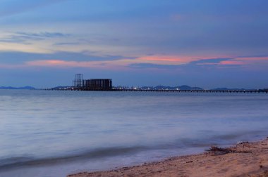 Güzel gün doğumu, Tayland ile deniz üzerinde uzun köprü