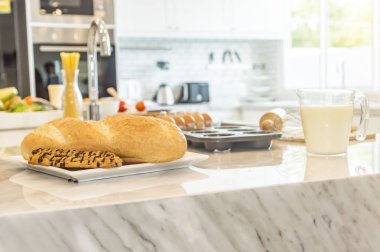 Taze pişmiş baget ve ekmek ile bütün grai için malzemeler