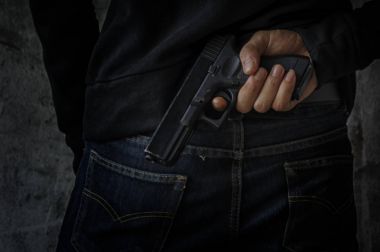 Siyah ba karşı kameraya silah nişan ile maskeli soyguncu