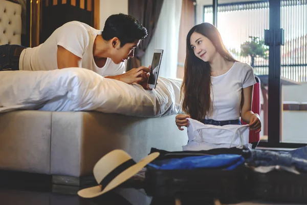 幸福アジア カップル旅行のための準備のスーツケースをパッキング — ストック写真