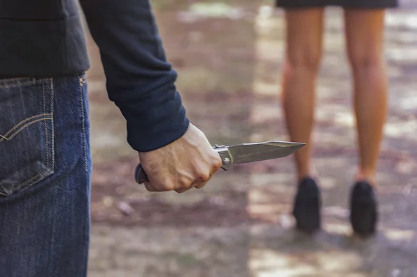 Genç kadın yürüyüş ve adam suçlu tarafından str takip