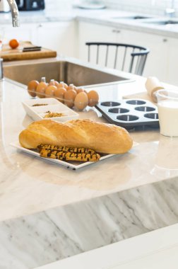 Taze pişmiş baget ve ekmek ile bütün grai için malzemeler