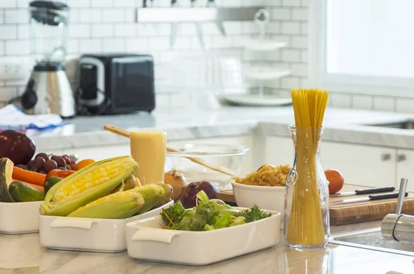 Spagetti ve sebze malzemelerle hazır kapatın.