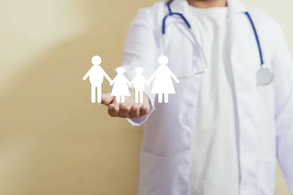 Doktor aile kağıt sağlık ile ev ve araba koruyor