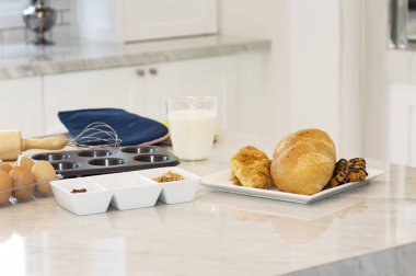 Taze pişmiş baget ve ekmek ile bütün grai için malzemeler