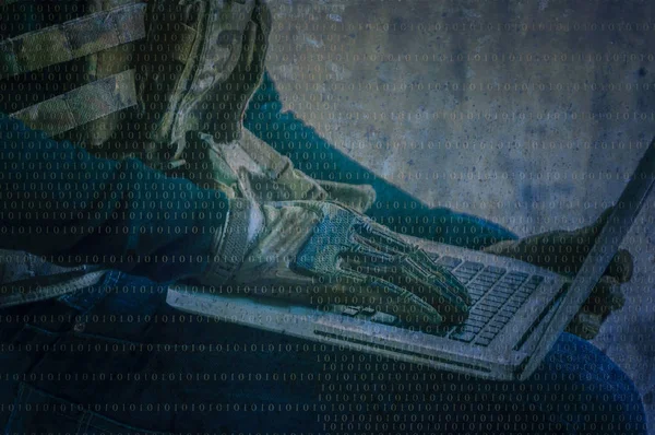 Terorista je hacker ve tmě zlomí přístup ke krádežím infor — Stock fotografie