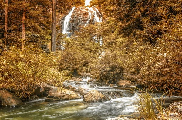 Şelale dağ manzarası. — Stok fotoğraf