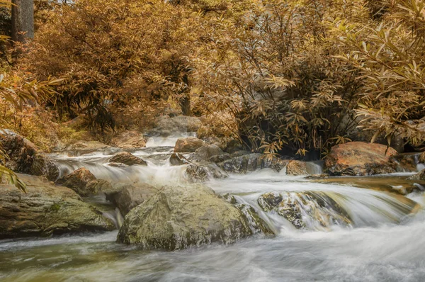 Şelale dağ manzarası. — Stok fotoğraf