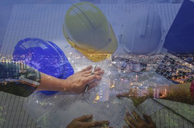 Mimari proje için Toplantı ve bölümü ile çalışan mühendis