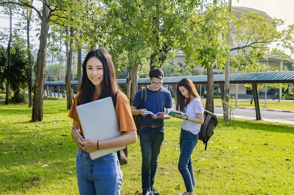 Grup Üniversitesi Asya öğrenci dışarıda eğleniyor.
