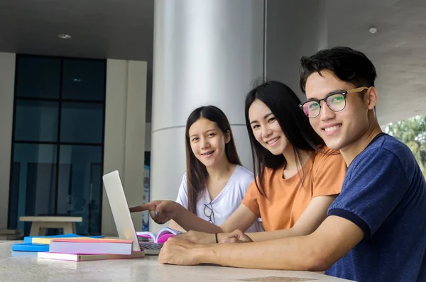 Grupo de jovens asiáticos estudando na universidade sentado durante lectu — Fotografia de Stock