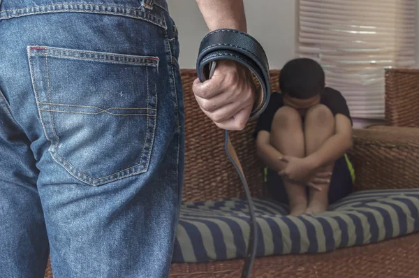 Savunmasız çocuk üzerinde bir ebeveyn tarafından bullies.